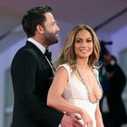 Jennifer Lopez e Ben Affleck a Venezia, baci sul red carpet: e i social impazziscono