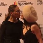 Naike Rivelli e Ornella Muti, bacio saffico fra mamma e figlia sul red carpet