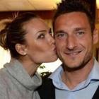 Francesco Totti e Ilary Blasi, il capitano non approva il nuovo look della moglie: «Tu non stai bene»