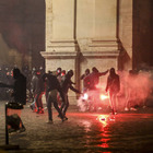 Roma, scontri in centro: bombe carta e cassonetti in fiamme, la polizia carica. Un fermato