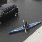 Maltempo, con la canoa tra le strade allagate: ci sono 40 centimetri d'acqua VIDEO