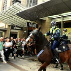 Australia, migliaia in piazza contro il lockdown: scontri con la polizia e arresti