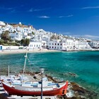 Vacanze, la Grecia abolisce green pass