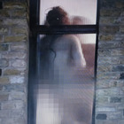 Sesso nudi alla finestra dell'hotel dei vip: il video con le scene hard è virale