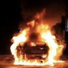Cadavere carbonizzato dentro un'auto in fiamme: mistero nel milanese
