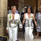 Francesca Pascale e Paola Turci, diretta matrimonio a Montalcino: le spose in bianco. Applausi all'uscita del Municipio