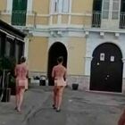 Due turiste nude in giro per Gallipoli: il video fa il giro dei social. E si riaccende la polemica