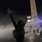 Scontri a Roma, cariche in piazza del Popolo: idranti per disperdere i manifestanti