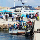 Migranti, 14 sbarchi in poche ore a Lampedusa: 1.215 persone in hotspot. Al via i trasferimenti