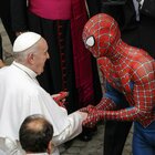 Vaticano, Papa Francesco incontra "Spiderman"