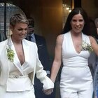 Paola Turci e Francesca Pascale a nozze: l'arrivo in Jaguar, pochi invitati tutti vestiti di bianco