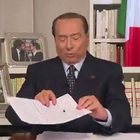 Berlusconi e la mosca in diretta tv : "Ho colpito ancora" Video