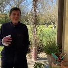 Gianni Morandi torna a casa dopo l'incidente alle mani, il video postato sui social