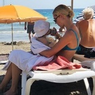 Chiara Ferragni, la foto in spiaggia a Ibiza. I fan non credono ai loro occhi: «Manca solo la borsa frigo»