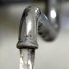 «Batteri nell'acqua di rubinetto»: scatta il divieto dal Comune, chiuse anche le scuole