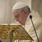I trans chiedono aiuto a Papa Francesco. E lui manda l'elemosiniere: «Che Dio la benedica»
