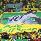 Pelè, la dedica dei tifosi brasiliani ai Mondiali per la sfida al Camerun