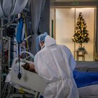 Omicron, la variante Covid che minaccia il Natale: i reparti delle terapie intensive negli ospedali europei