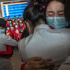 Wuhan, la gente torna ad abbracciarsi dopo la fine del lockdown