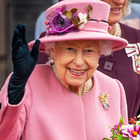 La regina Elisabetta ha un linguaggio segreto per il suo staff: cosa significa quando muove la borsetta