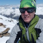 Monte Bianco, si stacca un pezzo di roccia: alpinista muore a 49 anni