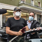 Flavio Briatore a casa della Santanchè saluta i giornalisti