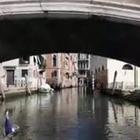 Giro in barca per una Venezia deserta