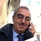 Maurizio Gasparri canta "Con le mani" di Zucchero in onore della "manina" evocata da Luigi Di Maio.