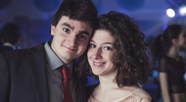 Fidanzatini morti in A1 mentre mettono il triangolo: lultimo saluto ad Anna e Francesco, 22 e 23 anni