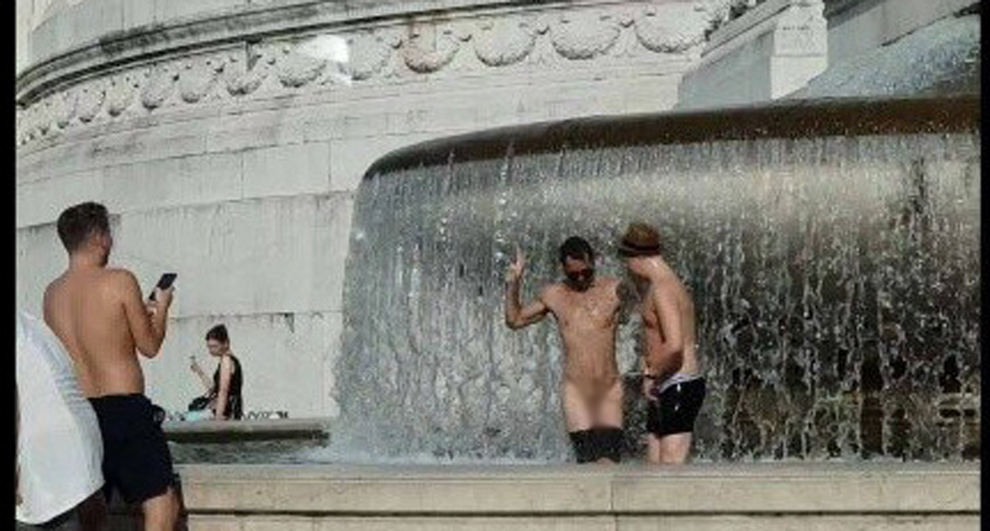 Roma, sfregio a Piazza Venezia: bagno nudi nellAltare della Patria tra selfie e risate