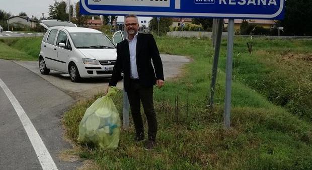 Lancia la spazzatura dallauto: il sindaco gliela riporta personalmente a casa