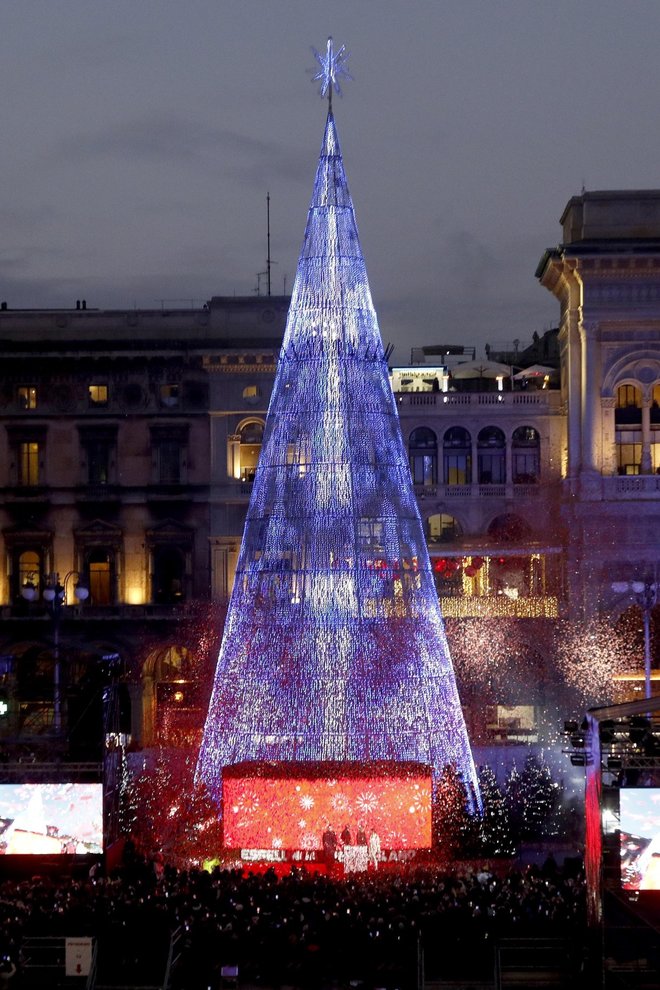 Addobbi Natalizi Milano.Milano L Accensione Dell Albero Di Natale In Piazza Duomo Foto