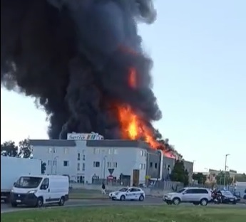 Monterotondo fabbrica di vernici a fuoco rischio nuvola tossica Il Comune Non andate fuori di casa